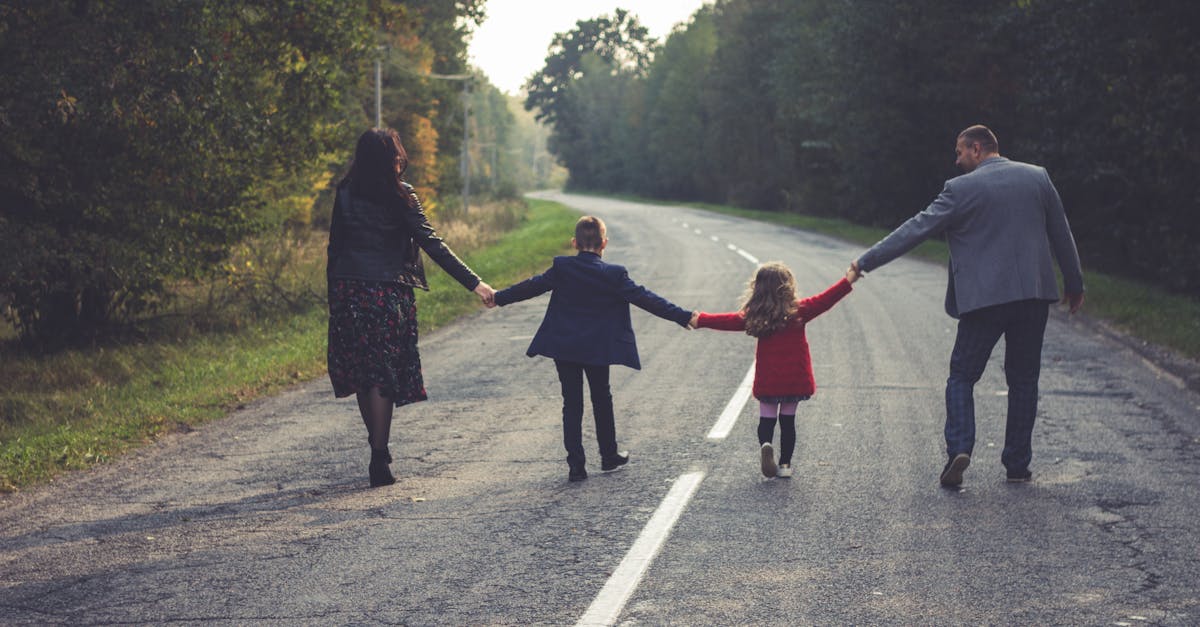 découvrez nos conseils pratiques pour organiser un road trip en famille réussi, avec des astuces pour préparer l'itinéraire, choisir les arrêts adaptés aux enfants, et profiter pleinement de votre aventure sur la route.