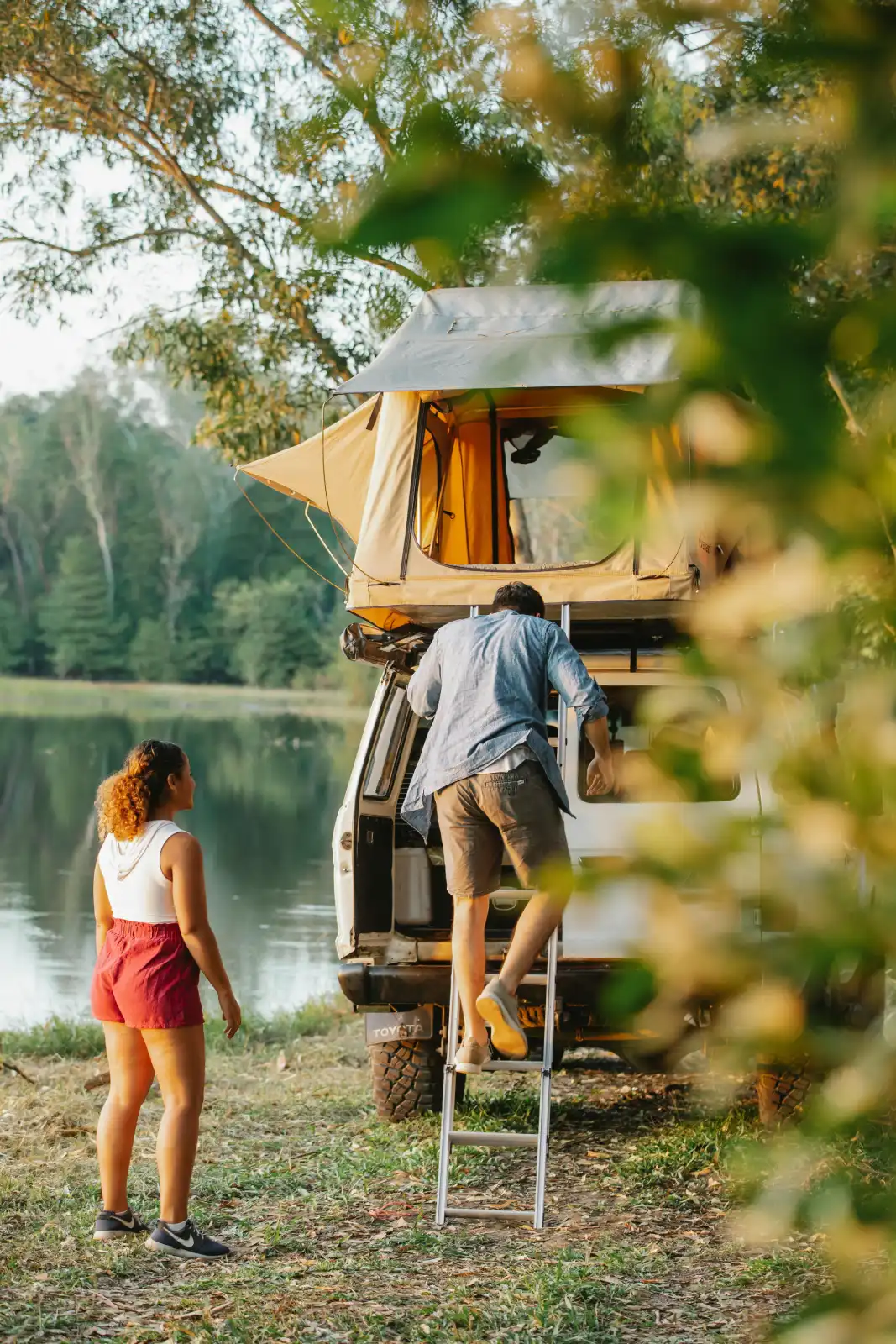 Camping en voiture au cœur de la nature avec ambiance de road trip