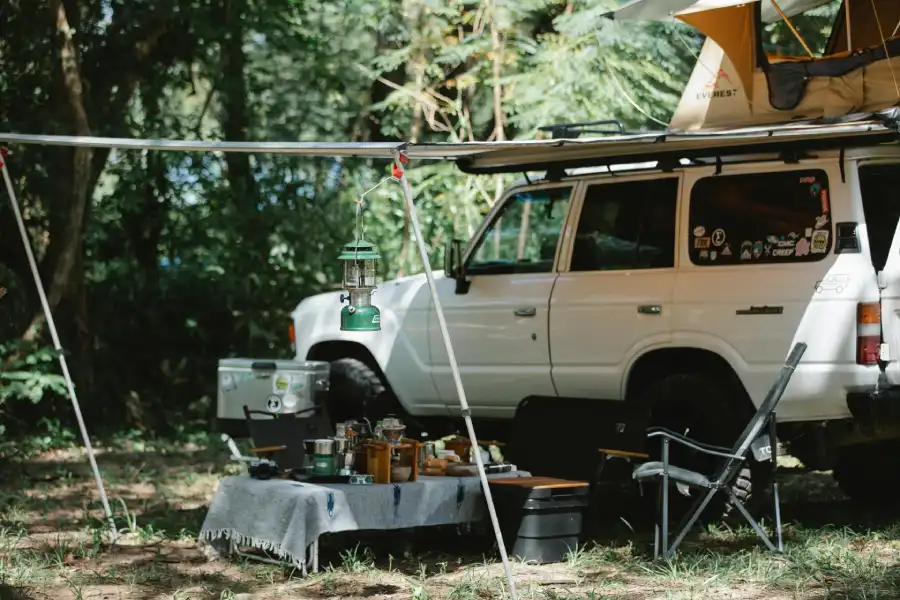 Équipement et rangement d'une voiture pour un voyage sur la route