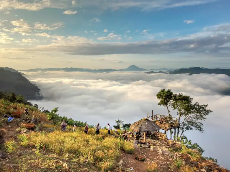 Petit groupe ou duo vivant une expérience terrain avec guide local dans le cadre d’un voyage sur mesure