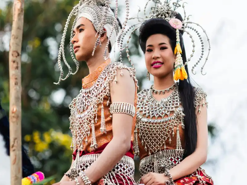 Scène culturelle au Laos avec atmosphère authentique