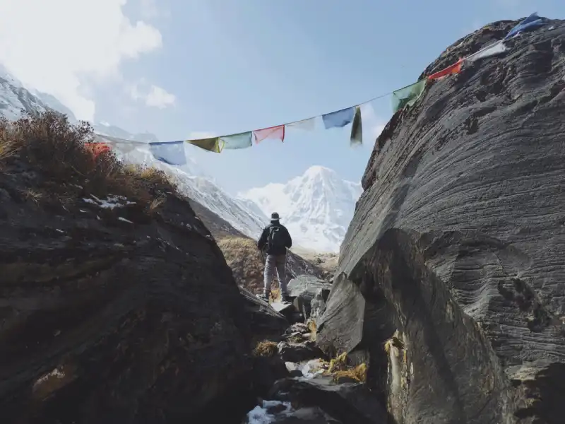 Panorama de sentier himalayen au Népal avec présence humaine