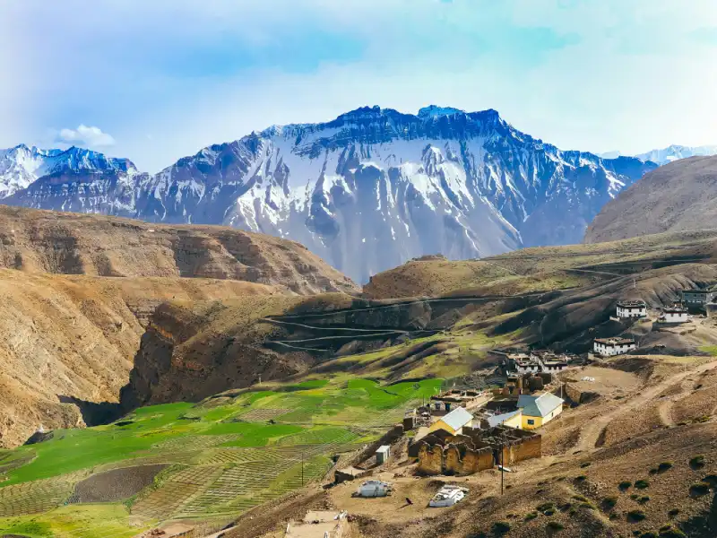 Arrivée dans un village de trek au Népal avec chemin en pierre et maisons locales