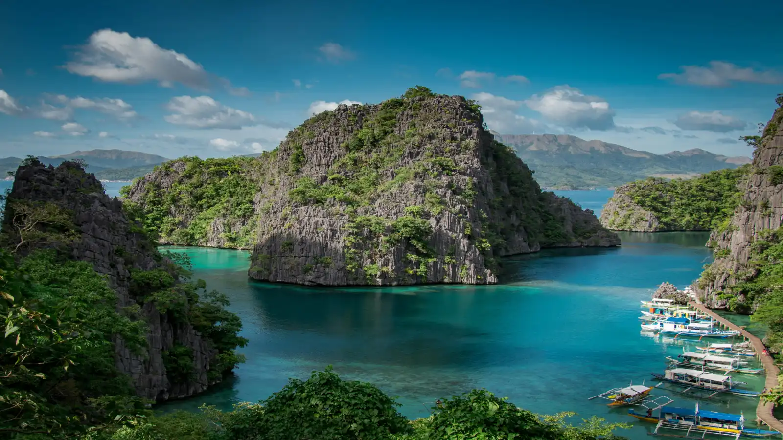 Scène immersive aux Philippines entre paysage insulaire, présence humaine et ambiance de voyage