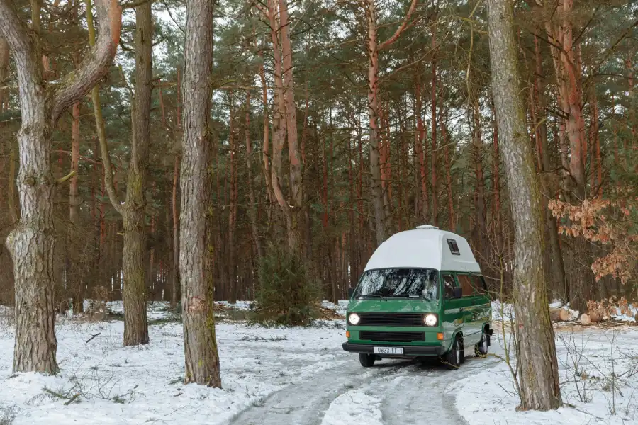 Préparation d'une voiture avant un départ hivernal