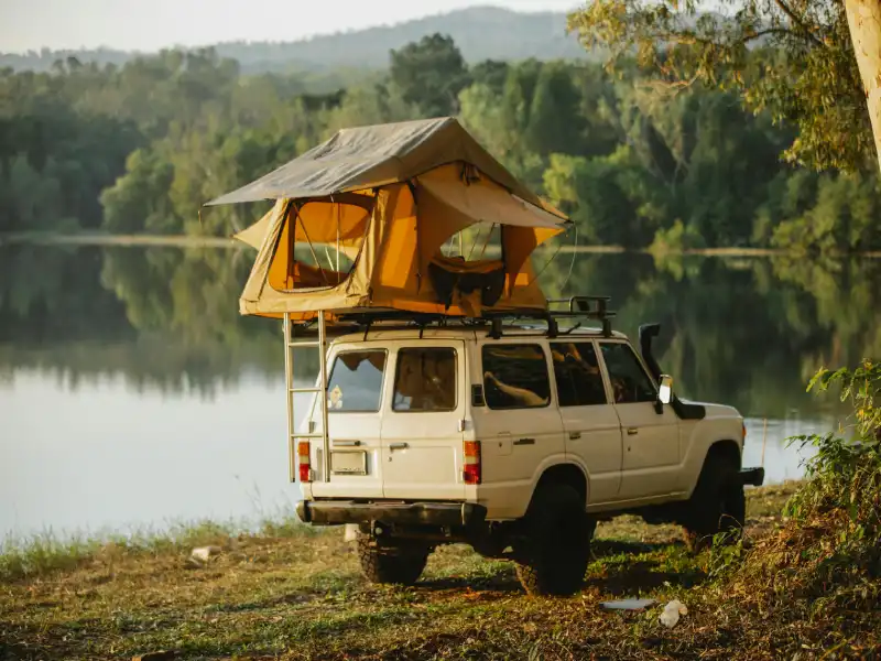 Road trip au cœur de la nature avec voiture et paysage ouvert