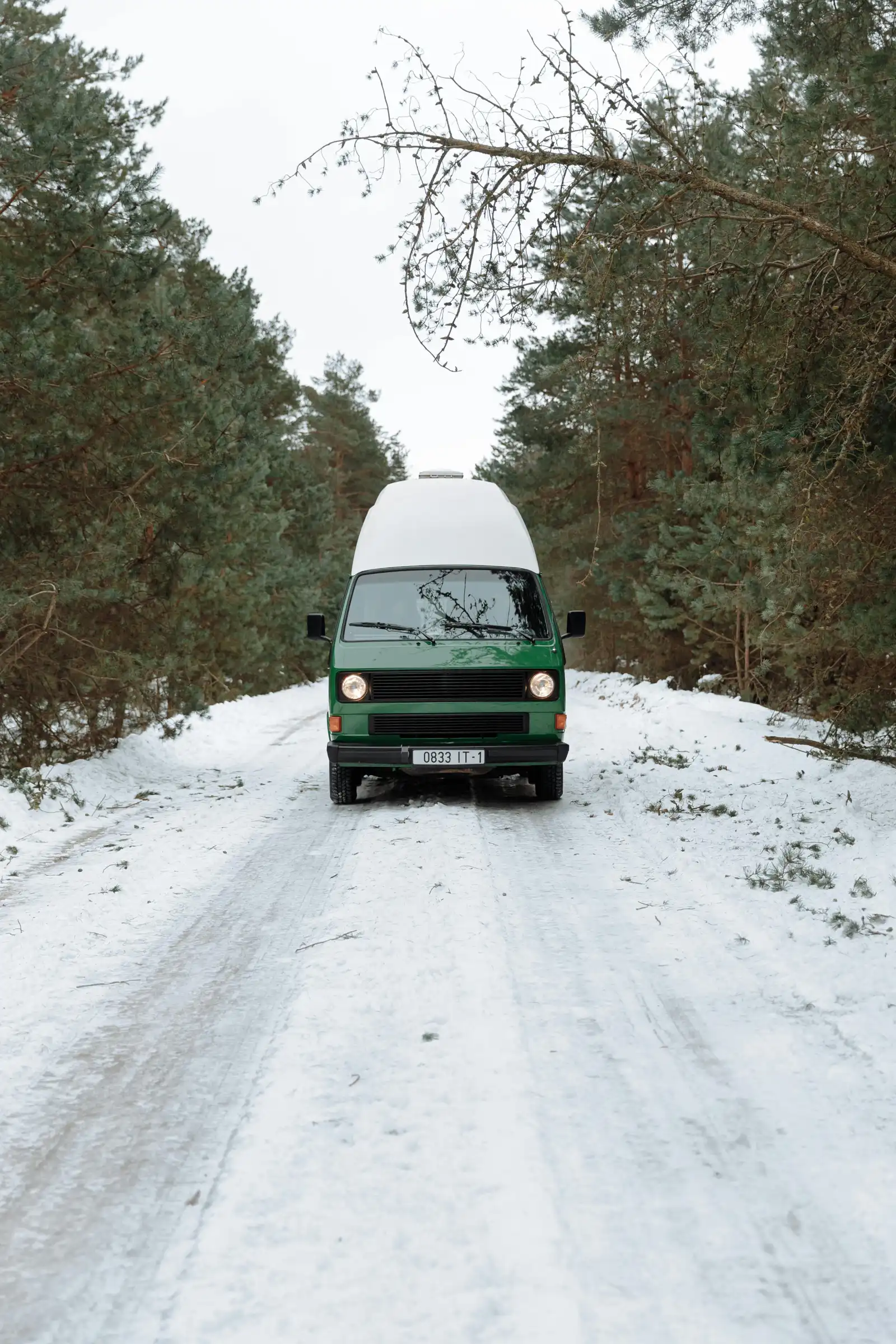 Voiture prête pour un départ en vacances d'hiver sur route froide