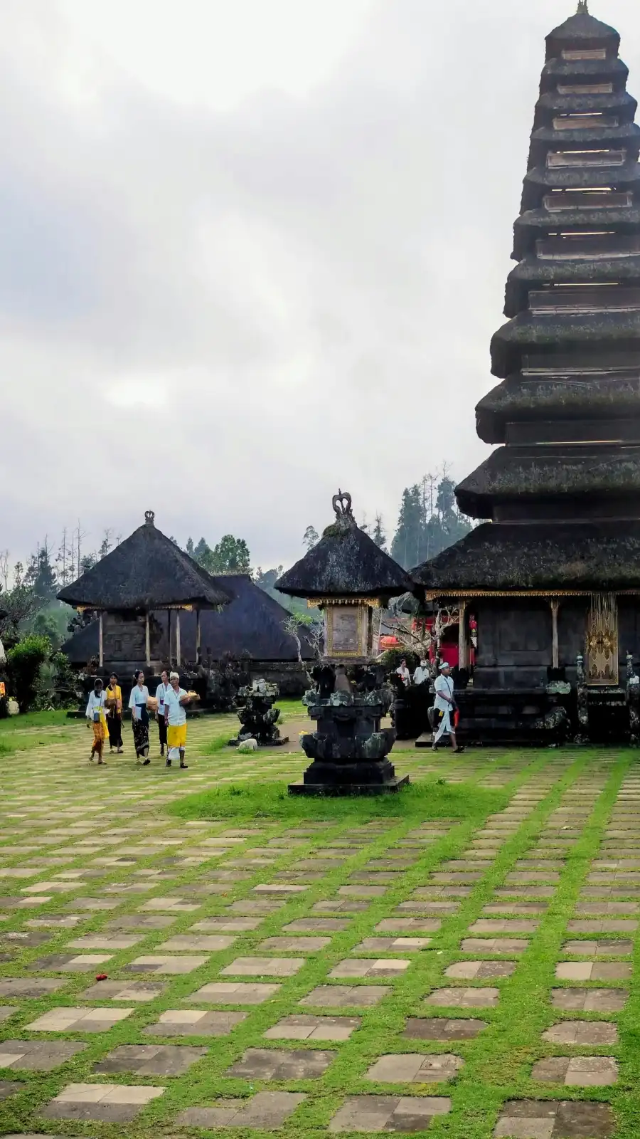 Voyageur accompagné par un guide local dans un décor réel pour illustrer un voyage sur mesure
