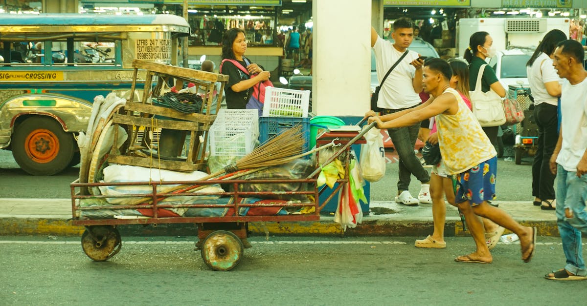 découvrez l'histoire et l'importance culturelle du jeepney, le moyen de transport emblématique des philippines, connu pour son design coloré et sa popularité auprès des habitants.