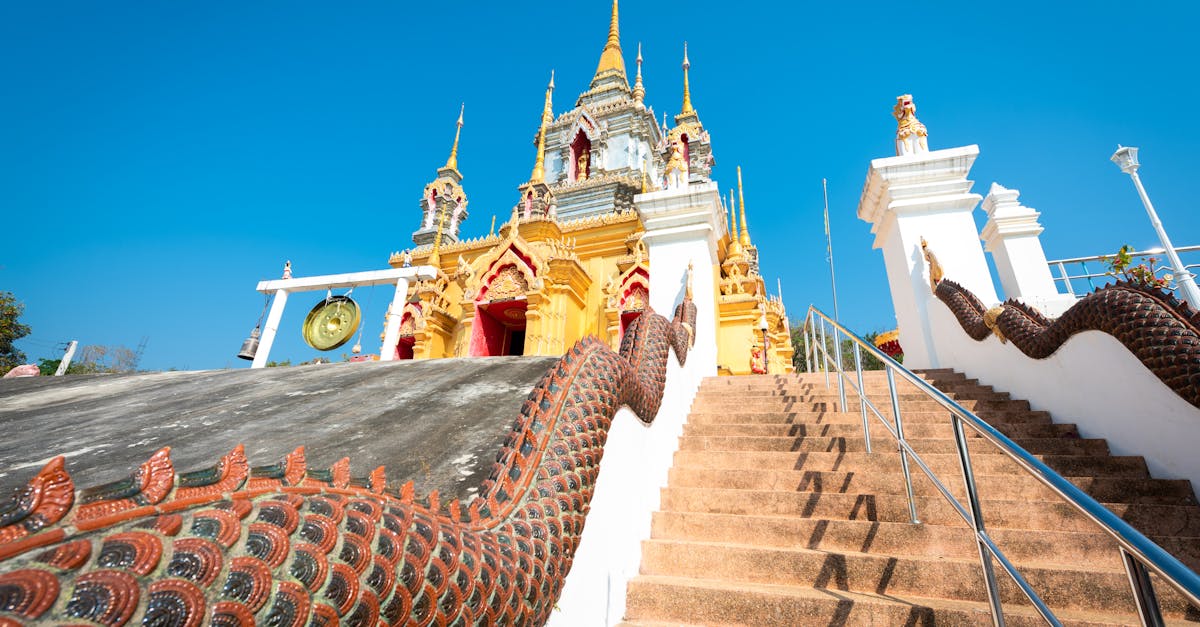 découvrez mae sot, une ville dynamique à la frontière entre la thaïlande et le myanmar, riche en culture, commerce et paysages naturels.