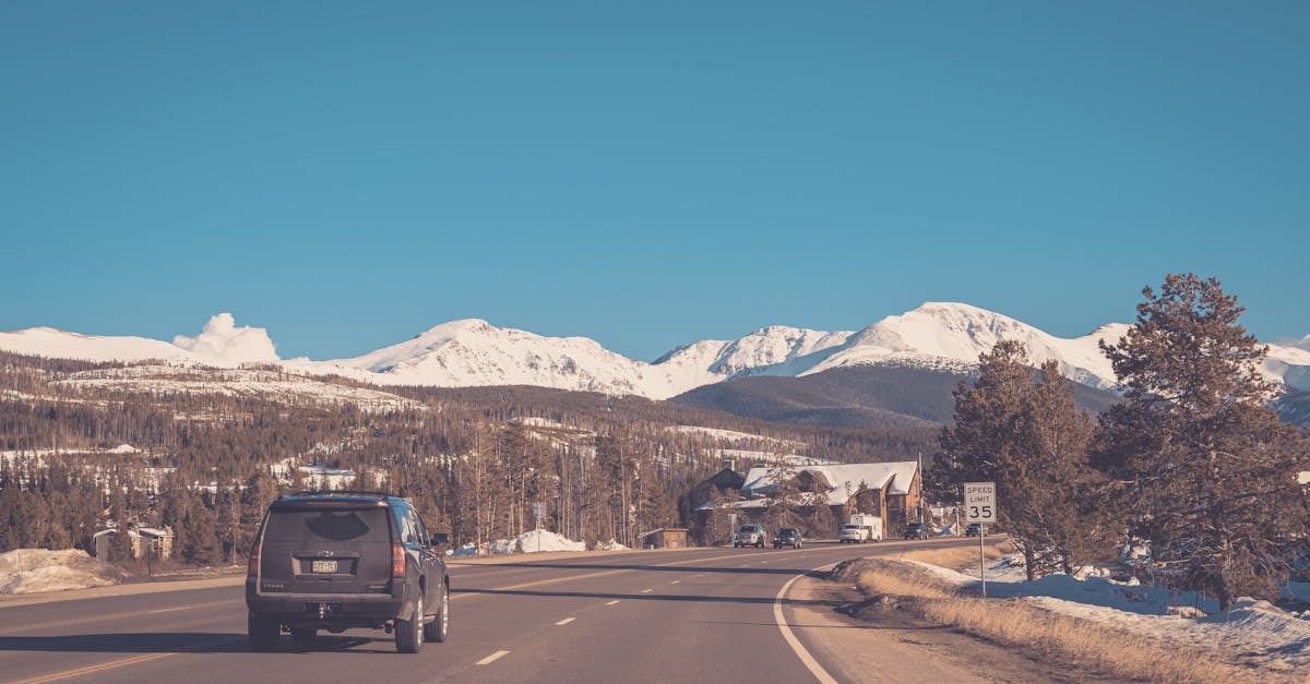 découvrez les précautions essentielles pour un road trip en montagne sécurisé et agréable, incluant conseils météo, équipement adapté et sécurité routière.