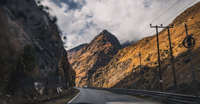 découvrez les précautions essentielles pour réussir votre road trip en montagne en toute sécurité et profiter pleinement de l'aventure.