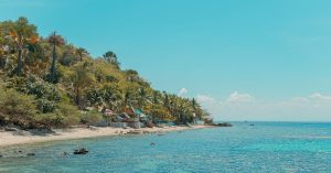 découvrez l'île de siquijor, un paradis tropical aux plages immaculées, forêts luxuriantes et une culture riche, idéale pour une escapade inoubliable.