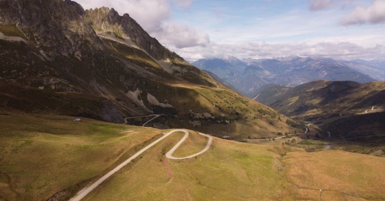 découvrez un road trip inoubliable dans les alpes, entre paysages majestueux, routes panoramiques et aventures en pleine nature.