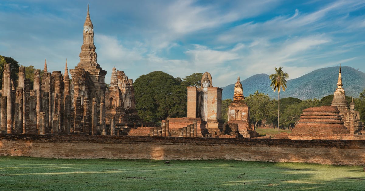 découvrez les merveilles du nord de la thaïlande : paysages montagneux, cultures authentiques et aventures uniques pour un voyage inoubliable.