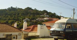découvrez les incontournables d'un road trip au portugal : paysages magnifiques, plages, villes historiques et gastronomie locale pour une aventure inoubliable.