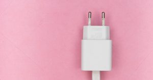 découvrez notre adaptateur secteur fiable et performant, compatible avec une large gamme d'appareils pour une alimentation électrique sécurisée et efficace.