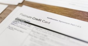 découvrez tout sur les frais des cartes de crédit voyage : comparez, évitez les coûts cachés et choisissez la carte qui optimise vos avantages lors de vos déplacements.