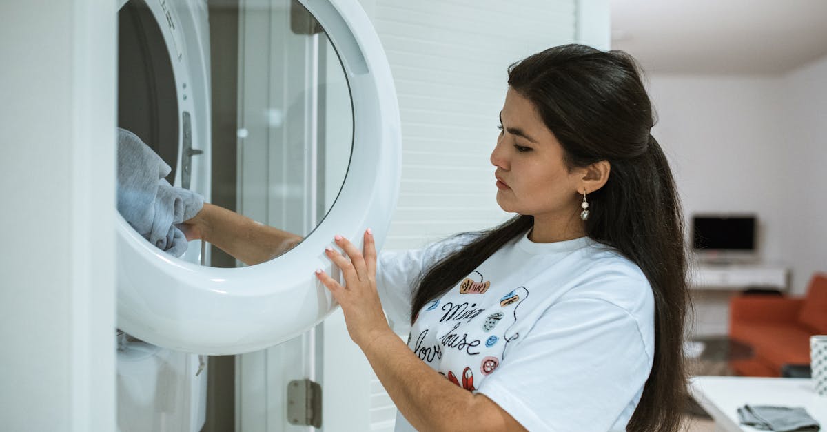 découvrez des solutions efficaces pour laver vos vêtements en voyage, avec des astuces pratiques et des produits adaptés pour garder votre linge propre où que vous soyez.